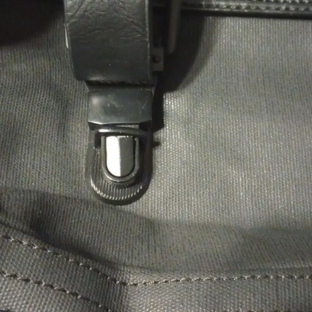 Kenneth Cole Reaction Messenger Bag